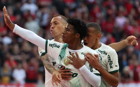 comemoracao_endrick_athletico_pr_palmeiras_brasileirao_2023-aspect-ratio-512-320