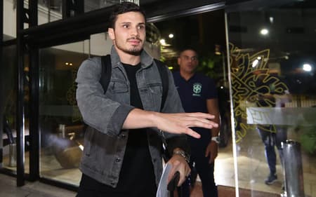 raphael_veiga_chegada_selecao_brasileira_belem-aspect-ratio-512-320