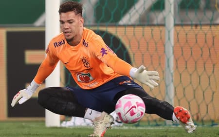 ederson_selecao_brasileira_treino_cuiaba-aspect-ratio-512-320