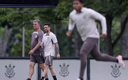 Igor-Coronado-Walmir-Cruz-Corinthians-scaled-aspect-ratio-512-320