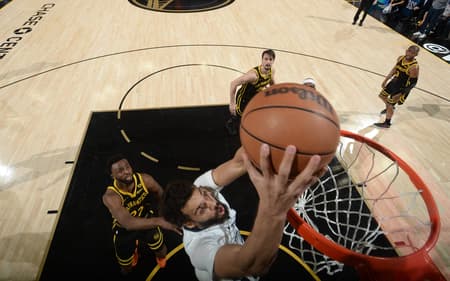 AFP__20240321__2092456238__v1__HighRes__MemphisGrizzliesVGoldenStateWarriors-scaled-aspect-ratio-512-320