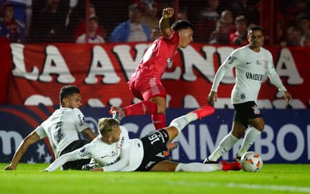Argentinos-Juniors-Corinthians-scaled-aspect-ratio-512-320