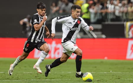 Gustavo-Scarpa-do-Atletico-MG-marcando-Philippe-Coutinho-do-Vasco-na-semifinal-da-Copa-do-Brasil-scaled-aspect-ratio-512-320