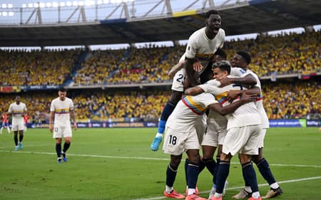 Jogadores-da-Colombia-comemoram-gol-marcado-sobre-o-Chile-scaled-aspect-ratio-512-320