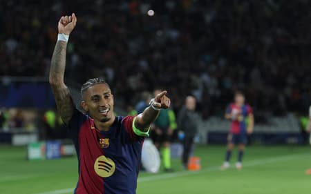 Raphinha-comemora-gol-marcado-sobre-o-Bayern-de-Munique-em-vitoria-do-Barcelona-na-Champions-League-5-scaled-aspect-ratio-512-320