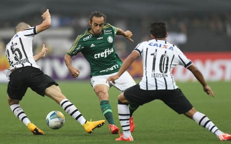 SAO-PAULO-SP-19.04.2015-CORINTHIANS-X-PALMEIRAS-O-jogador-Valdivia-da-SE-Palmeiras-disputa-bola-com-o-jogador-Bruno-Henrique-do-SC-Corinthians-P-durante-partida-valida-pela-semifinal-do-C-aspect-ratio-512-320