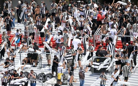 AFP__20241130__36NU7XY__v1__HighRes__FblLibertadoresMineiroBotafogoFans-scaled-aspect-ratio-512-320