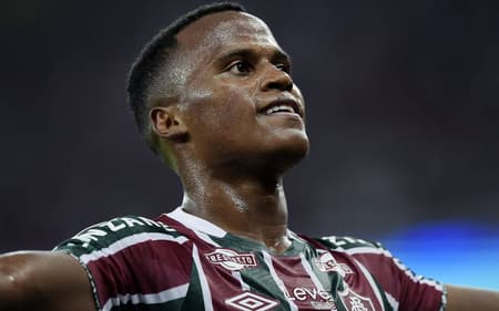 Jhon-Arias-comemora-gol-marcado-pelo-Fluminense-sobre-o-Flamengo-scaled-aspect-ratio-512-320