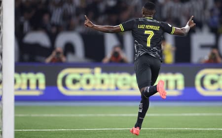 Luiz-Henrique-comemora-gol-marcado-no-classico-entre-Botafogo-e-Vasco-scaled-aspect-ratio-512-320
