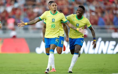 Raphinha-celebra-gol-de-falta-marcado-pelo-Brasil-contra-a-Venezuela-scaled-aspect-ratio-512-320
