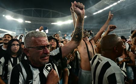 Torcedor-do-Botafogo-com-tatuagem-do-clube-se-emociona-durante-comemoracao-do-titulo-da-Libertadores-no-Nilton-Santos-scaled-aspect-ratio-512-320