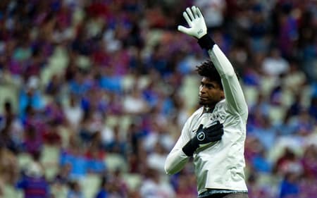 Hugo-Souza-aquecimento-Fortaleza-Corinthians-scaled-aspect-ratio-512-320