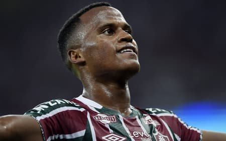 Jhon-Arias-comemora-gol-marcado-pelo-Fluminense-sobre-o-Flamengo-scaled-aspect-ratio-512-320