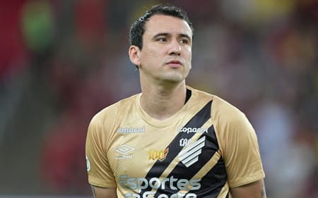 Pablo-veste-camisa-do-Athletico-PR-com-patrocinio-da-Esportes-da-Sorte-no-jogo-contra-Flamengo-scaled-aspect-ratio-512-320