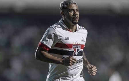 Wellington-Rato-jogador-do-Sao-Paulo-com-camisa-patrocinada-por-Viva-Sorte-scaled-aspect-ratio-512-320