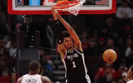 AFP__20250108__2192862618__v3__HighRes__SanAntonioSpursVChicagoBulls-scaled-aspect-ratio-512-320