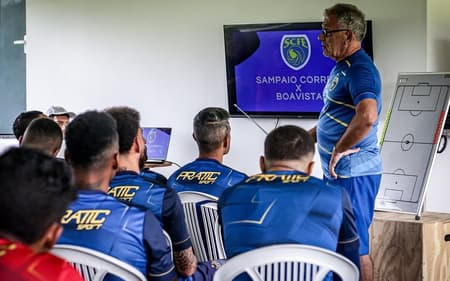Alfredo-Sampaio-conversa-com-elenco-do-Sampaio-Correa-durante-pre-temporada-aspect-ratio-512-320