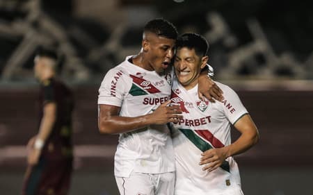 Cano-e-Hercules-comemoram-gol-do-Fluminense-marcado-sobre-a-Portuguesa-pelo-Campeonato-Carioca-scaled-aspect-ratio-512-320