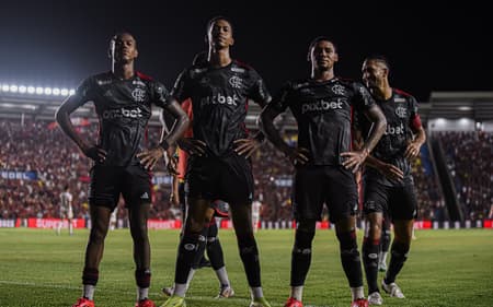Carlinhos-comemora-gol-marcado-pelo-Flamengo-sobre-o-Bangu-pelo-Campeonato-Carioca-2-scaled-aspect-ratio-512-320