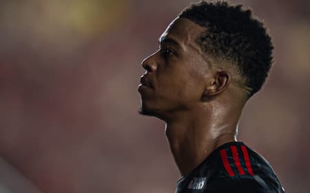 Carlinhos-comemora-gol-marcado-pelo-Flamengo-sobre-o-Bangu-pelo-Campeonato-Carioca-scaled-aspect-ratio-512-320