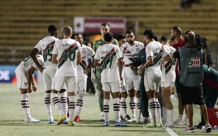 Jogadores-do-Fluminense-escutam-Marcao-durante-parada-tecnica-contra-Volta-Reonda-scaled-aspect-ratio-512-320