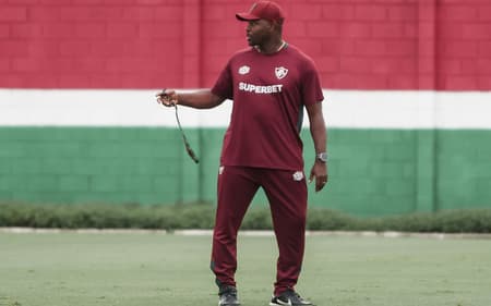 Marcao-comanda-treino-do-Fluminense-antes-do-confronto-com-Volta-Redonda-pelo-Campeonato-Carioca-aspect-ratio-512-320