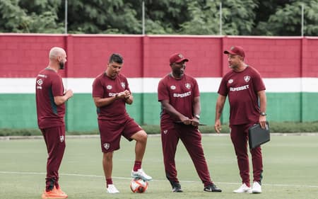 Marcao-conversa-com-comissao-do-Fluminense-durante-treino-para-o-Campeonato-Carioca-scaled-aspect-ratio-512-320