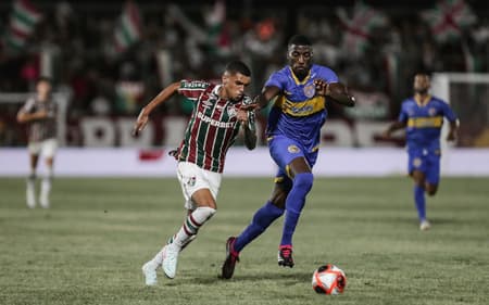 Riquelme-Felipe-dribla-defensor-do-Sampaio-Correa-na-estreia-do-Fluminense-no-Campeonato-Carioca-scaled-aspect-ratio-512-320