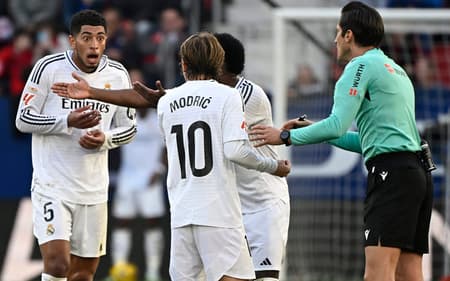 O árbitro José Luis Munuera Montero expulsou o meia Jude Bellingham, do Real Madrid, na partida contra o Osasuna (Foto: Ander Gillenea/AFP)