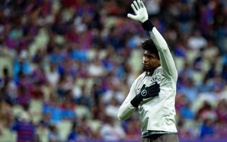 Hugo-Souza-aquecimento-Fortaleza-Corinthians-scaled-aspect-ratio-512-320