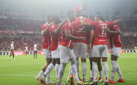 Jogadores-do-Internacional-comemoram-gol-marcado-sobre-o-Brasil-e-Pelotas-pelo-Campeonato-Gaucho-scaled-aspect-ratio-512-320