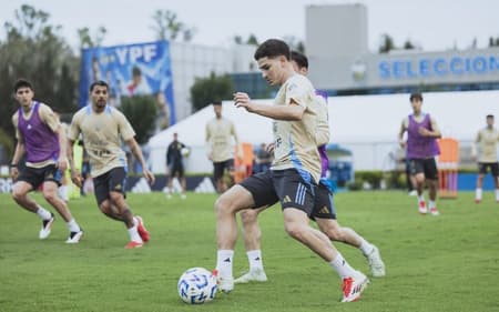 Julian-Alvarez-em-acao-durante-treinamento-da-Argentina-para-jogo-contra-o-Brasil-aspect-ratio-512-320