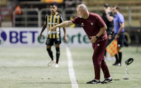Mano-Menezes-orienta-jogadores-do-Fluminense-contra-o-Volta-Redonda-em-jogo-que-classificou-o-Tricolor-para-a-final-do-Carioca-contra-o-Flamengo-scaled-aspect-ratio-512-320
