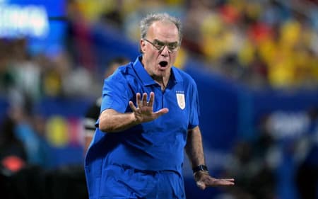 Marcelo-Bielsa-tecnico-do-Uruguai-aspect-ratio-512-320