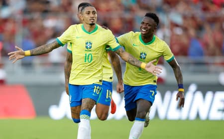 Raphinha-celebra-gol-de-falta-marcado-pelo-Brasil-contra-a-Venezuela-scaled-aspect-ratio-512-320