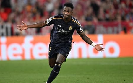 Vinicius Junior em jogo do Real Madrid diante do Bayern de Munique. Foto: Kirill Kudryavtsev / AFP