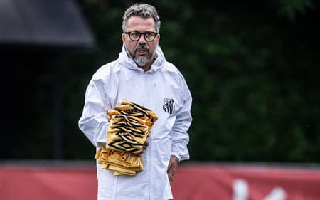 Cléber Xavier comanda o primeiro treino do Santos no CT Rei Pelé