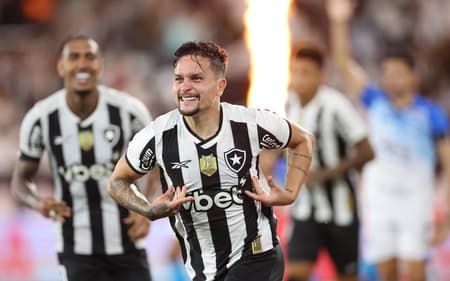 Em sua estreia na atual edição da Copa do Brasil, no duelo de ida da terceira fase, o Botafogo goleou o Capital-DF por 4 a 0 nesta quarta-feira (30), no Estádio Nilton Santos