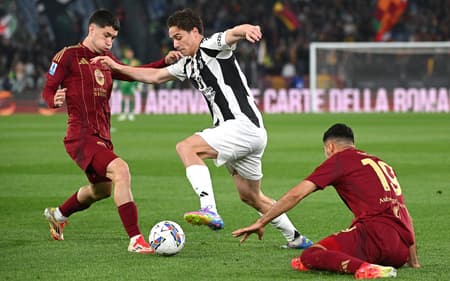 AFP__20250406__39BX9AX__v1__HighRes__FblItaSerieaRomaJuventus-scaled-aspect-ratio-512-320
