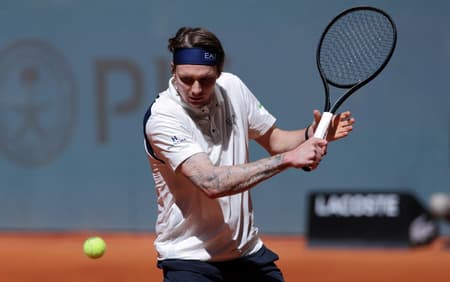 Cazaque Alexander Bublik devolve a bola na vitória sobre Andrey Rublev (Thomas COEX / AFP)