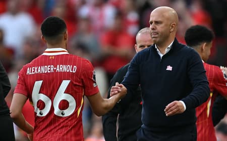 Alexander-Arnold e Arne Slot após o título do Liverpool na Premier League