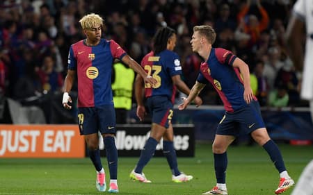 Yamal comemora gol do recorde pelo Barcelona contra a Inter de Milão