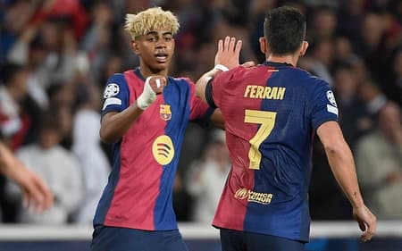 Yamal comemora gol em Barcelona x Inter de Milão