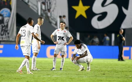 Jogadores do Santos após a derrota por 2 a 1 para o Red Bull Bragantino, na Vila Belmiro. (Foto: Mauricio De Souza/AGIF)