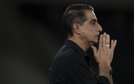 Renato Paiva pode ter perdido Savarino e Barboza por lesão no Botafogo (Foto: Jorge Rodrigues/AGIF)