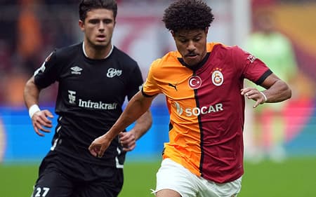 Gabriel Sara na vitória do Galatasaray sobre o Elfsborg pela Uefa Europa League (2)