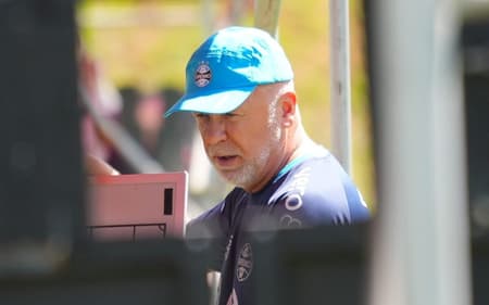 Mano Menezes passa orientações táticas aos jogadores do Grêmio em treinamento. (Foto: Cristiano Oliveski/Grêmio FBPA)