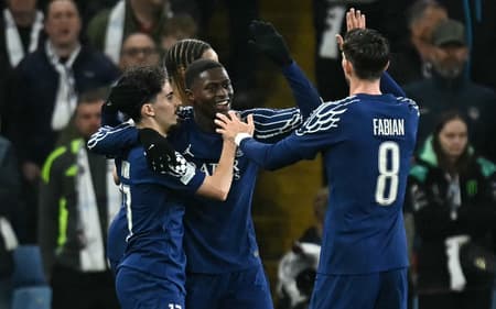 PSG comemora gol contra o Aston Villa no champions
