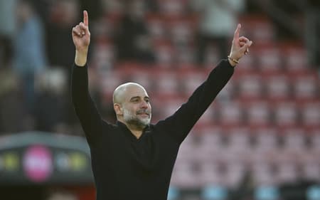 Pep Guardiola comemora classificação do Manchester City às semifinais da Copa da Inglaterra