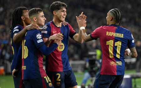 Raphinha comemora com companheiros gol marcado pelo Barcelona sobre o Dortmund, pela Champions League